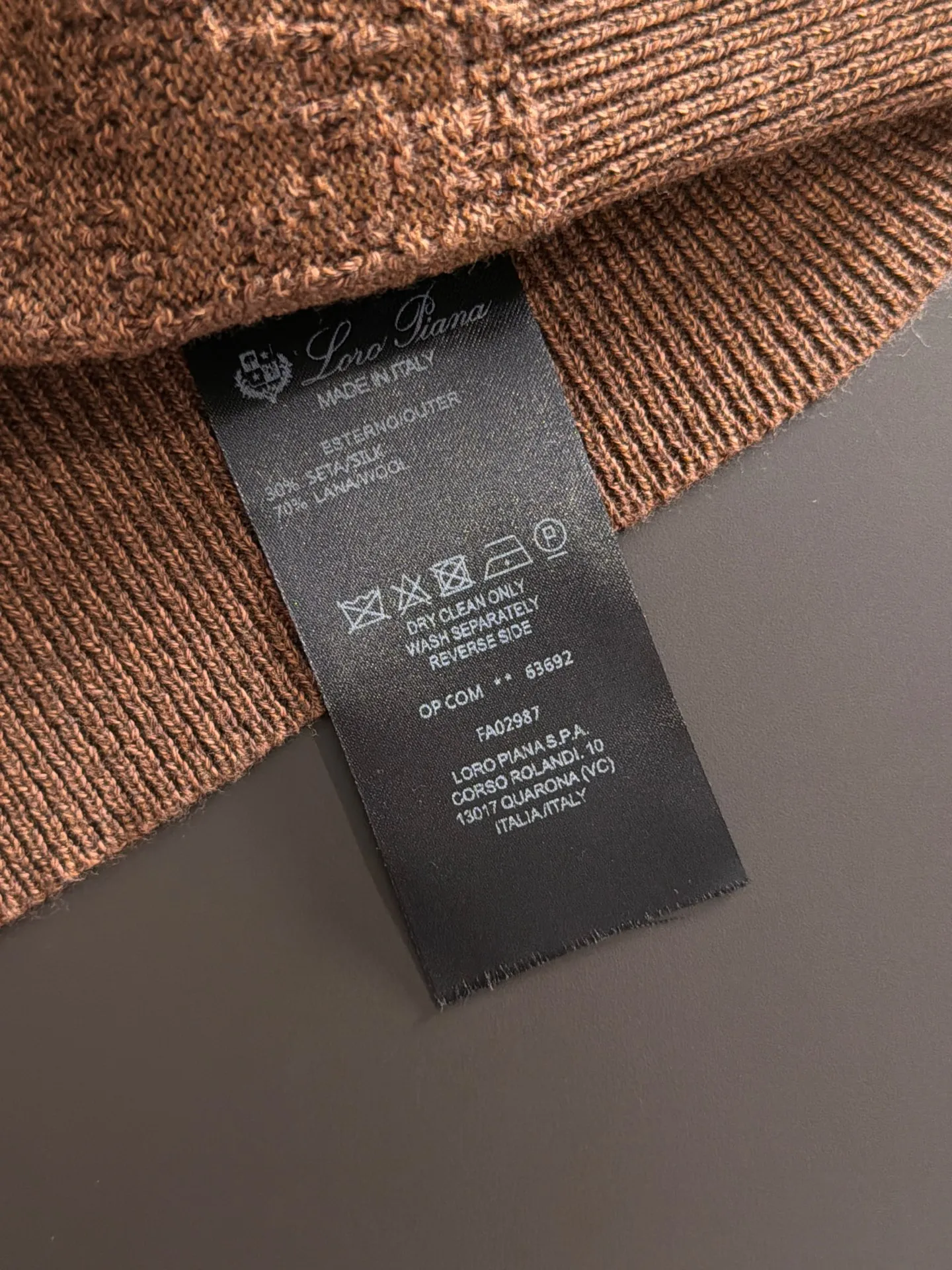 Next day shipment LP high quality Loro Piana 26ss autumn and winter New Arrival knitted sweater long sleeves Made of one-on-one combed cotton yarn knitted fabrics, no pressure in and out of the counter Exclusive control of raw materials It feels substantial when weighed, and the upper body is more textured than ordinary T-shirts. This texture can handle the weather easily and is suitable for both hot and cold! Loose fit design, looks noble. The only correct version is available Size: M to XXXL